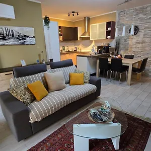 Prime - Large Independent Apartment, Air Conditioning, 2 Bathrooms, 2 Free Covered Parking Spaces, No Restricted Traffic Zone, Train Station 100m, Theatre 150m, Historic Centre Appartamento